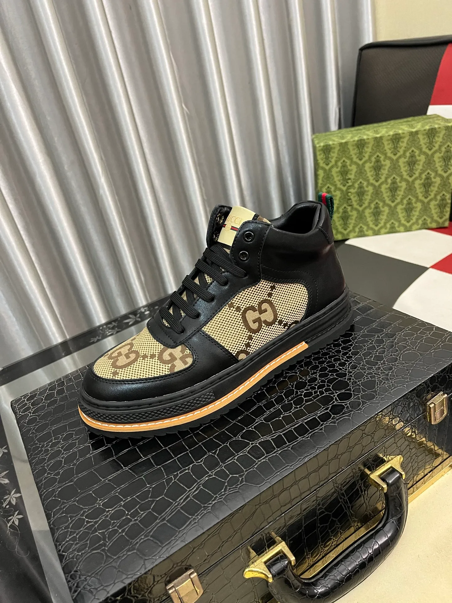 Men's shoes💰: 420⌚️⌚️[GUCCI sheepskin lining] Men's classic Gucci high-top casual shoes, original quality💯The upper is made of imported Italian cowhide and sheepskin lining, with fine workmanship and high-end atmosphere. Has a fashionable and exemplary look. Original rubber wear-resistant outsole. Code number: 38-44